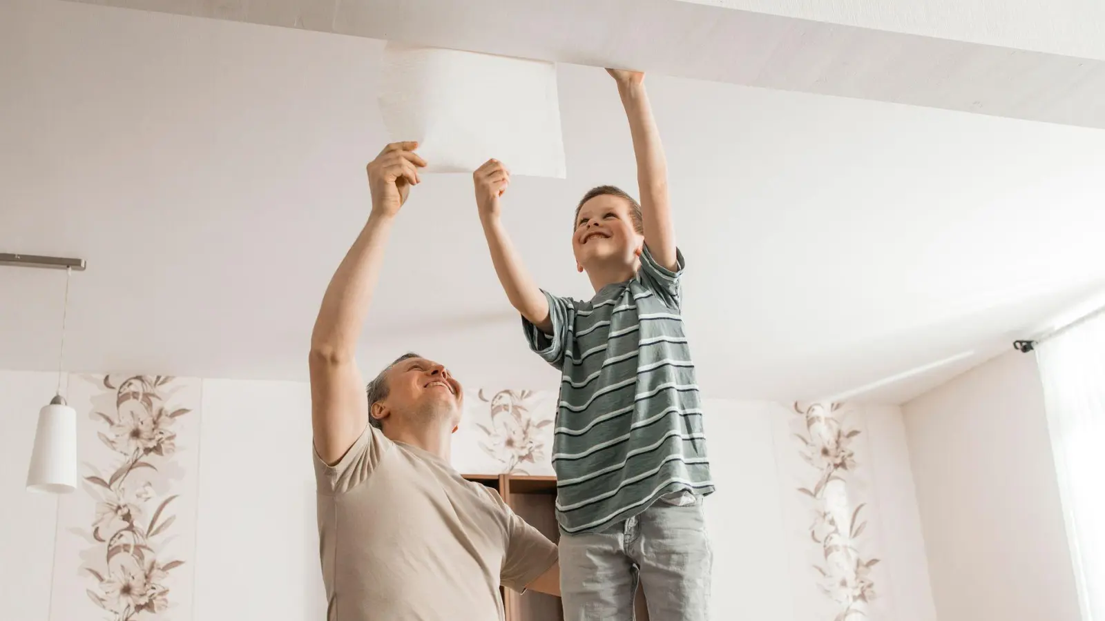 Mit Kindern heimwerken macht Freude - wenn man die passenden Projekte für die Kleinen wählt. (Foto: Elena Medoks/Westend61/dpa-tmn)