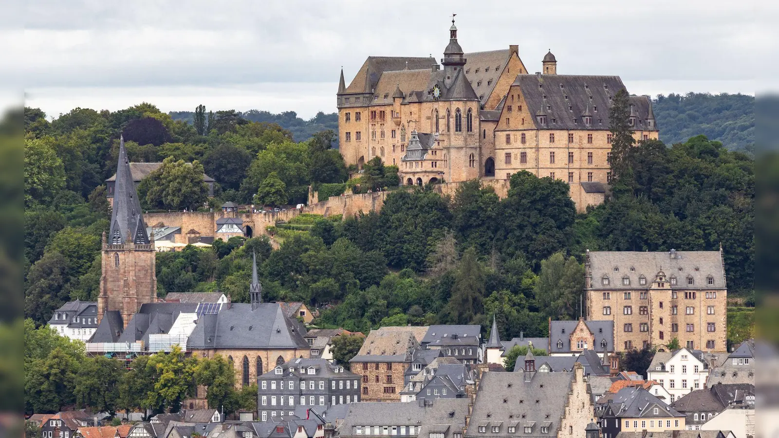 Ein Verbrechen an einer 35-jährigen Frau erschüttert die Stadt. (Symbolbild) (Foto: Christian Lademann/dpa)