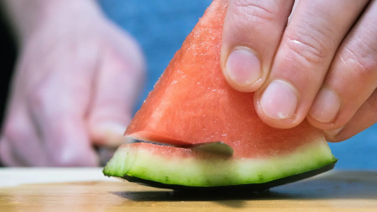 Der hellgrüne Rand von Wassermelonen wird meist verschmäht, lässt sich aber in der Küche vielseitig verwenden. (Foto: Andrea Warnecke/dpa-tmn)