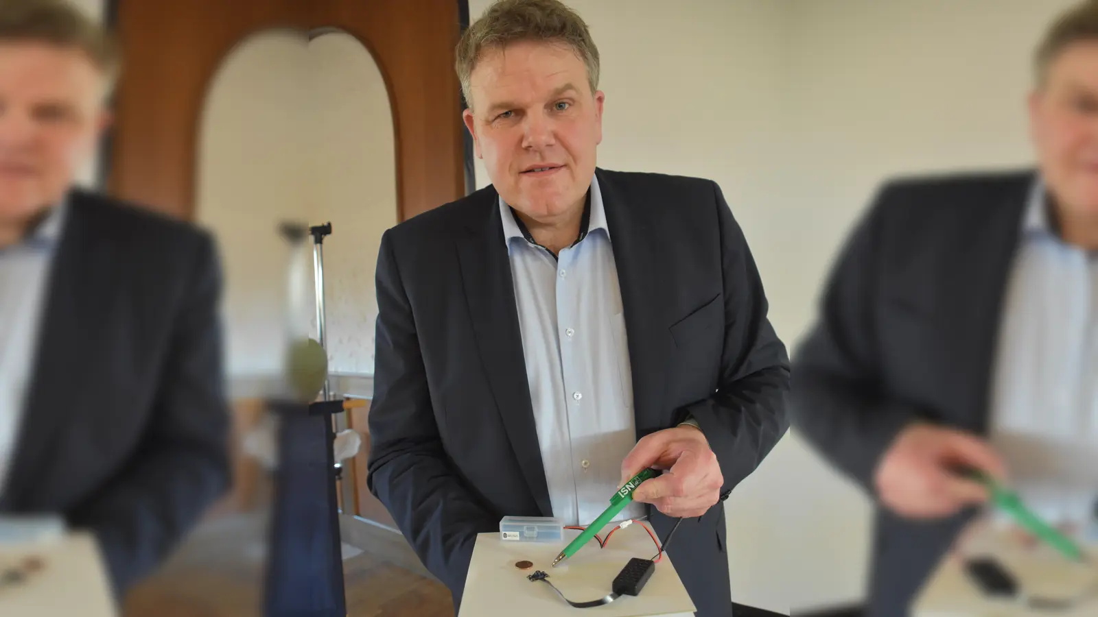 Dr. Torsten Staack von der ISN zeigt, wie klein die Kameratechnik ist, die heimlich in Ställen eingebaut wird. Zum Vergleich ein Zehn-Cent-Stück. (Foto: Fritz Arnold)