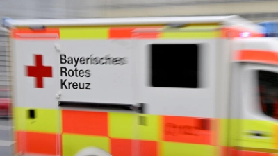Die Frau starb noch an der Unfallstelle. (Symbolbild) (Foto: Peter Kneffel/dpa)