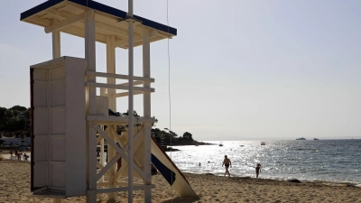 Im Oktober haben an vielen Stränden von Mallorca Rettungsschwimmer ihre Saison bereits beendet. (Symbolbild) (Foto: Clara Margais/dpa)