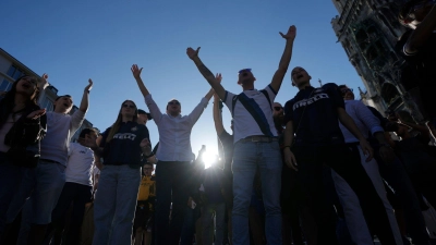Immer mehr Fußballfans tummeln sich in München. (Foto: Markus Schreiber/AP/dpa)