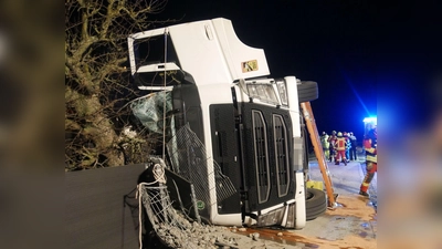 Am Ortseingang von Oberlaimbach kippte dieser Lkw auf die Seite. (Foto: Ulrike Ganter)