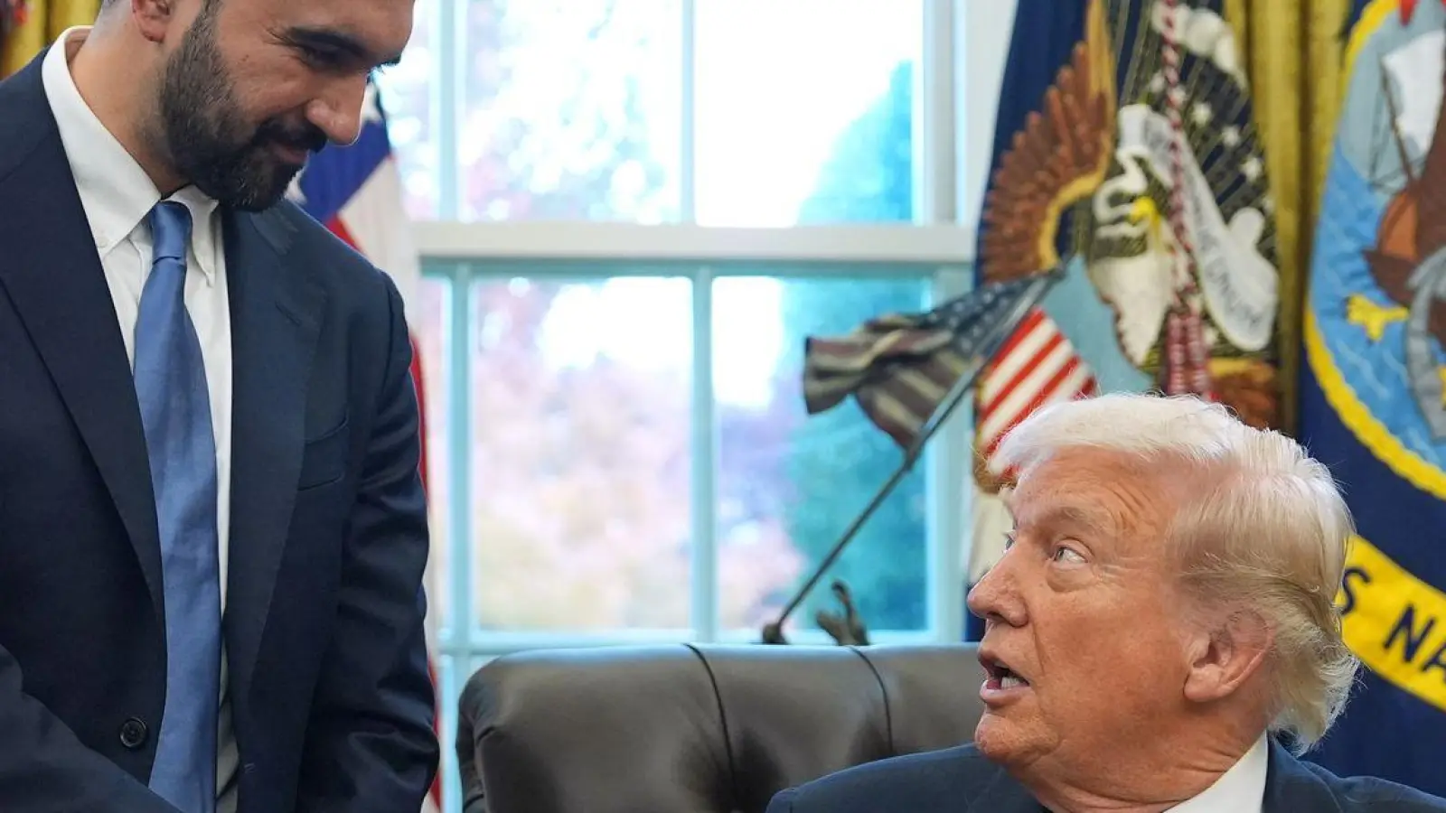 Ein Handschlag zwischen politischen Gegnern: Mamdani und Trump verstanden sich vor laufenden Kameras erstaunlich gut.  (Foto: Evan Vucci/AP/dpa)