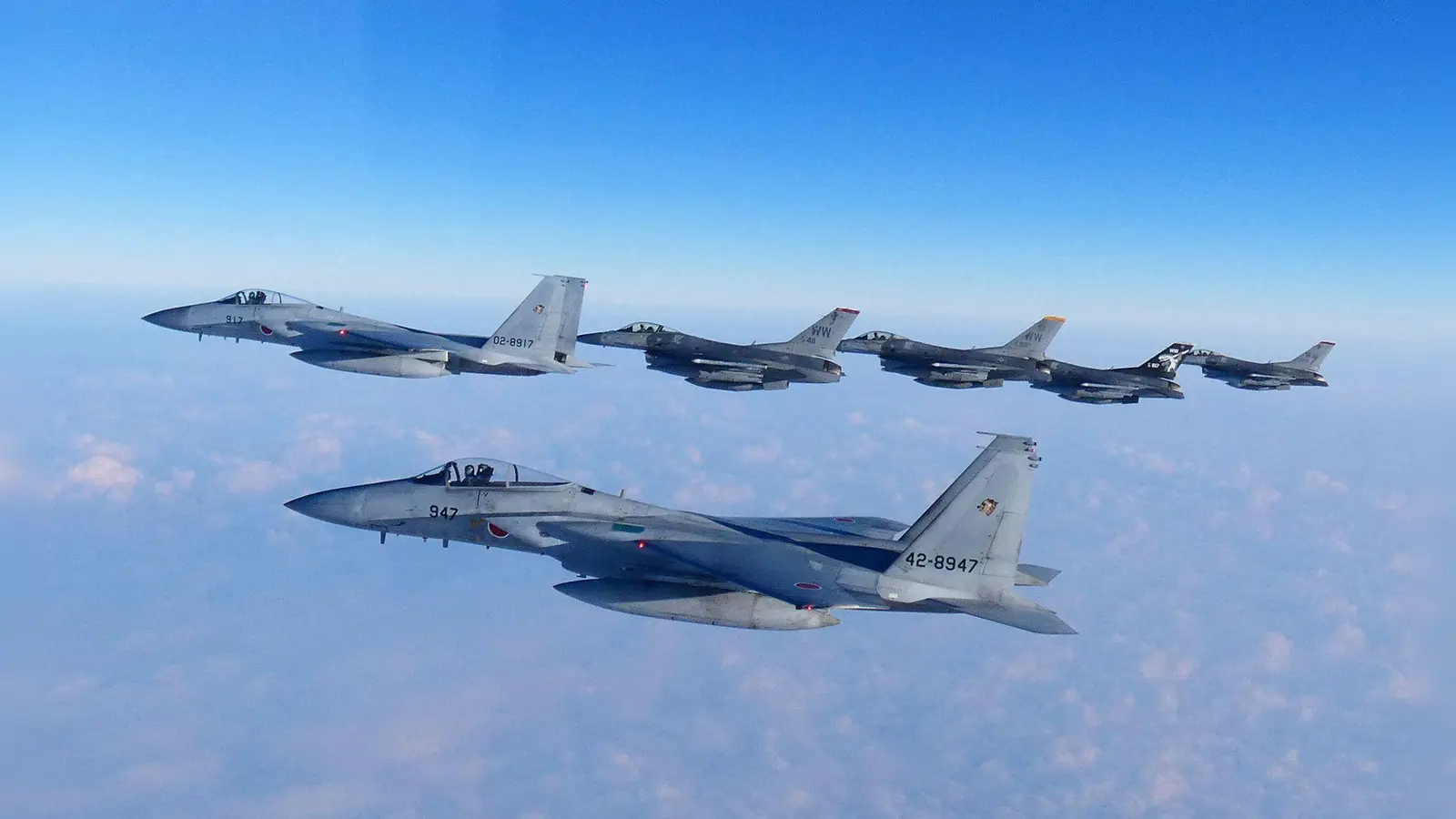 Chinesische Militärflugzeuge sollen japanische Kampfjets mit ihrem Feuerleitradar ins Visier genommen haben. (Archivfoto)  (Foto: Uncredited/Joint Staff of the Japanese Self-Defense Force/AP/dpa)