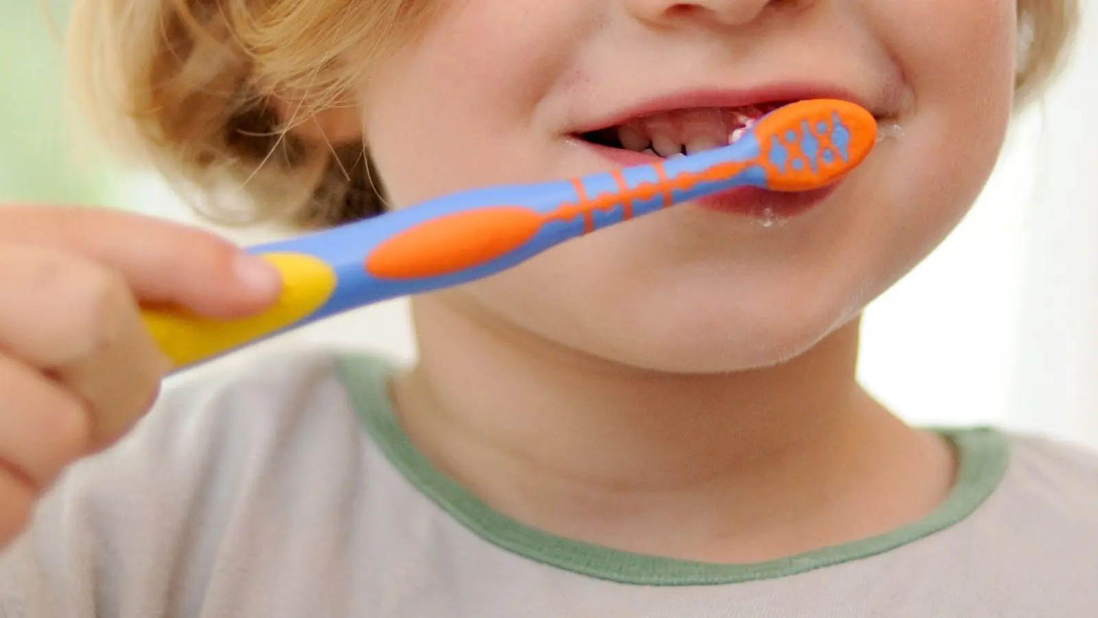 Schutz vor Karies: Kinderzahnpasten mit Fluorid härten den Zahnschmelz und beugen Schäden vor. (Foto: Andreas Gebert/dpa/dpa-tmn)