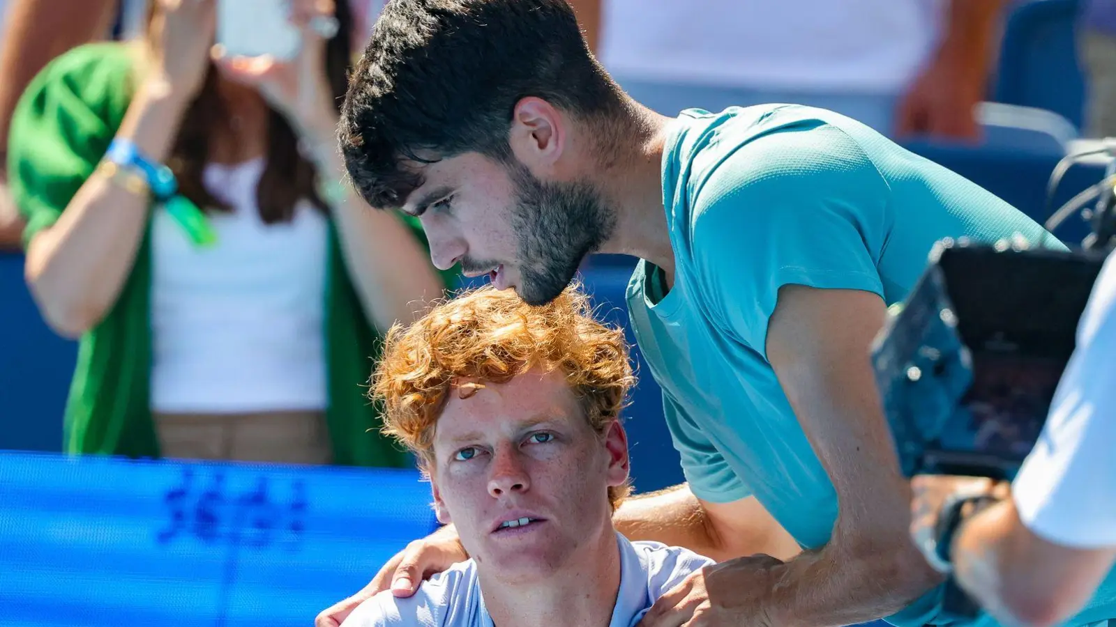  Carlos Alcaraz (r) tröstet Jannik Sinner nach der Aufgabe. (Foto: Scott Stuart/ZUMA Press Wire/dpa)