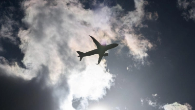 Ein Lufthansa-Flug aus Frankfurt am Main musste wegen einer brennenden Powerbank umgeleitet werden. (Illustration) (Foto: Boris Roessler/dpa)