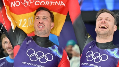 Die Doppelsitzer Tobias Wendl (l) und Tobias Arlt jubeln im Doppelsitzer über ihren dritten Platz. (Foto: Robert Michael/dpa)
