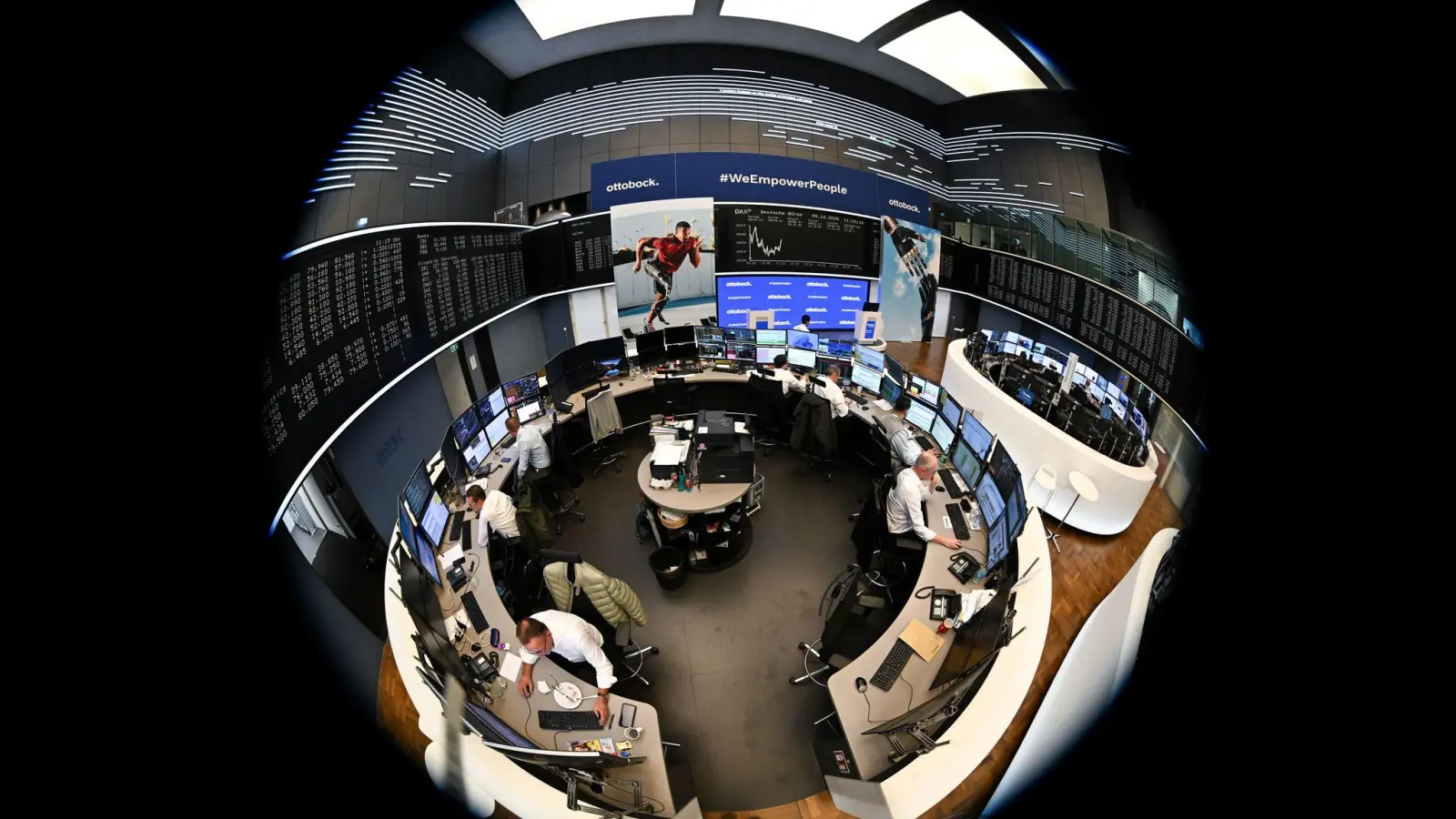 Die Zuversicht der Börsianer zeigt sich am Dax-Kurs. (Foto: Arne Dedert/dpa)