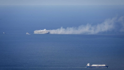 Der Frachter „Fremantle Highway“ brennt in der Nordsee oberhalb von Ameland. (Foto: Jan Spoelstra/ANP/dpa)