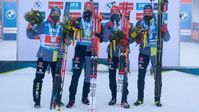 Die DSV-Skijäger Erik Lesser (l-r), Roman Rees, Benedikt Doll und Philipp Nawrath aus Deutschland jubelten über den zweiten Platz. (Foto: Sven Hoppe/dpa)