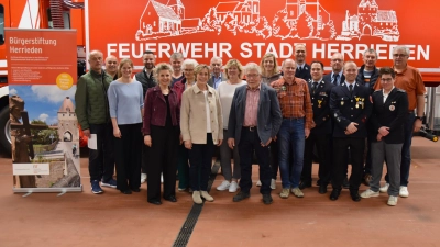 Bei der Übergabe der Stiftungsausschüttung: die Vorsitzende des Stiftungsrats, Bürgermeisterin Dorina Jechnerer (vorne, 3. von links), zusammen mit den Stiftungsräten und den Vertretern der bedachten Vereine, Organisationen und Einrichtungen.  (Foto: Werner Wenk)