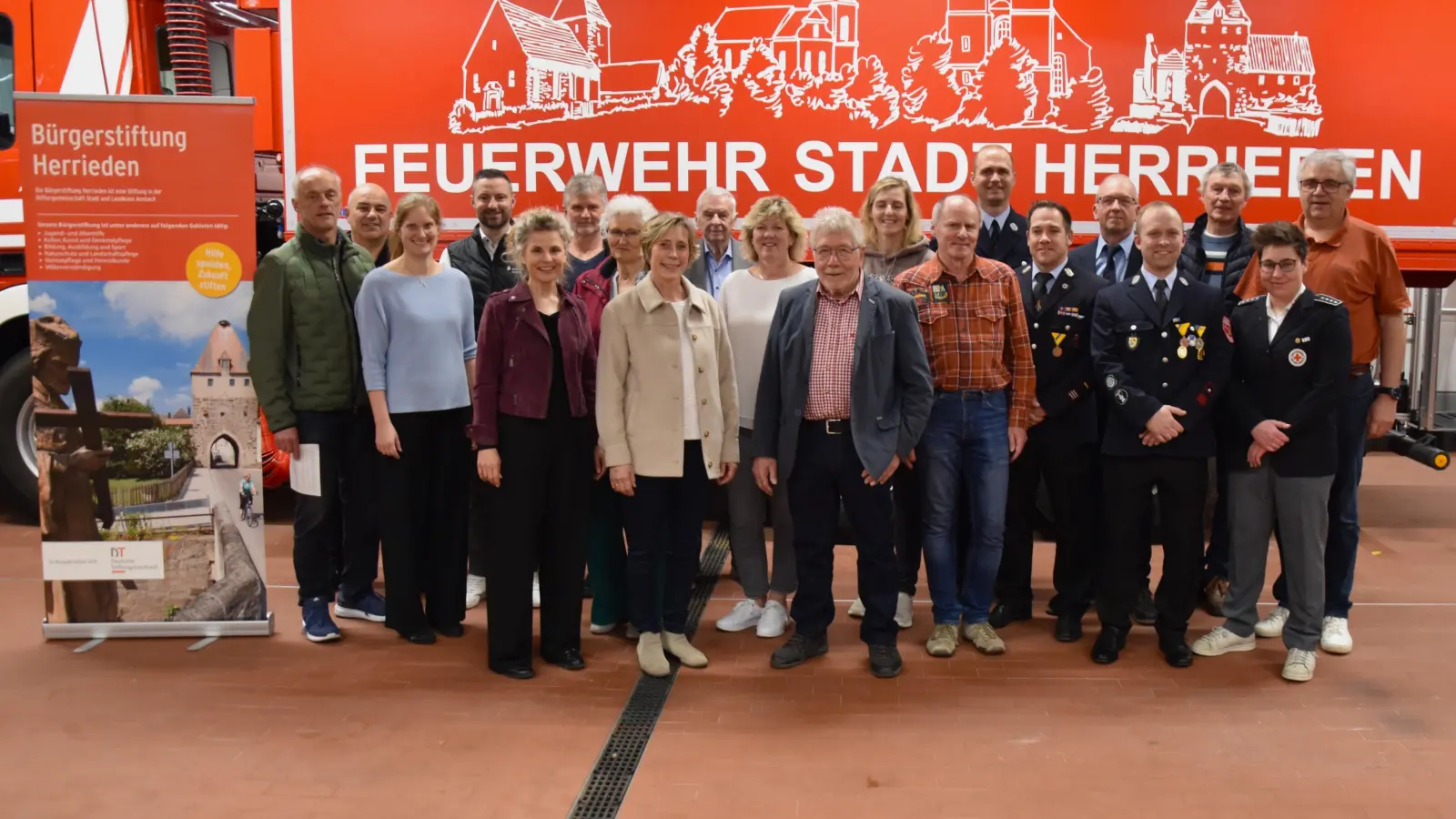 Bei der Übergabe der Stiftungsausschüttung: die Vorsitzende des Stiftungsrats, Bürgermeisterin Dorina Jechnerer (vorne, 3. von links), zusammen mit den Stiftungsräten und den Vertretern der bedachten Vereine, Organisationen und Einrichtungen.  (Foto: Werner Wenk)