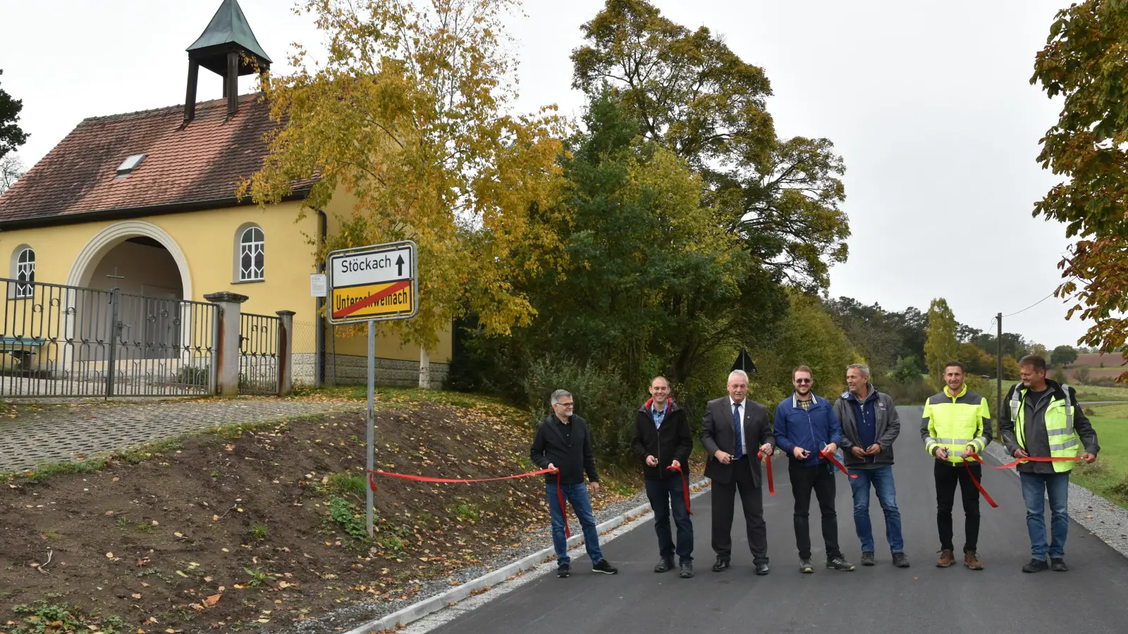 Sie zerschnitten das rote Band, von links: Bauamtsleiter Gerald Schorr, Ortssprecher Markus Himmler, Bürgermeister Klaus Meier, Bauleiter Albert Kulesza und Geschäftsführer Matthias Dittel von der Straßenbaufirma Anton Höllein aus Bamberg sowie Jörg Wellhöfer und Bernd Trapp vom Tiefbauamt der Stadt Neustadt. (Foto: Anita Dlugoß)