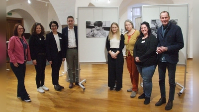 Beim offiziellen Auftakt der Ausstellung „Ich bin ...” im Dinkelsbühler Kunstgewölbe (von links): Sternenkind-Fotografin Anja Joas, Julia Fälschle und Anke Schwed-Horndasch (beide Gesundheitsamt), Landrat Dr. Jürgen Ludwig, Martina Hartmann (Gesundheitsamt), Hebamme Christine Maek, Antonia Hofmann (Gesundheitsamt) und Oberbürgermeister Dr. Christoph Hammer. (Foto: Jasmin Kiendl)