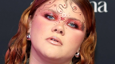 Sängerin Loi musste lernen, mit sich selbst zu sein. (Foto: Friso Gentsch/dpa)