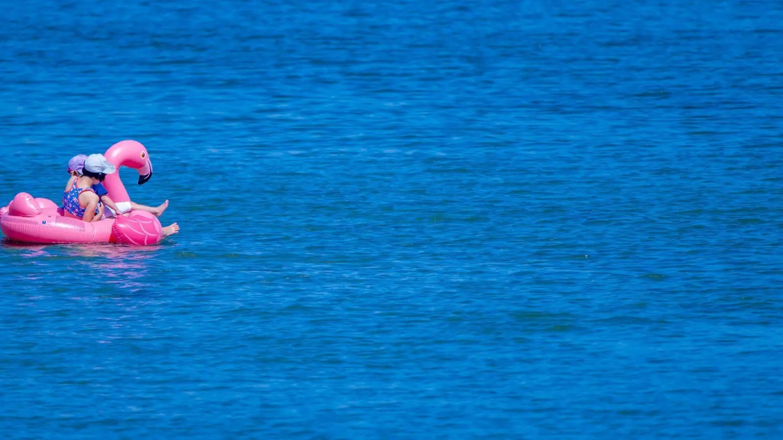 Wer sich mit einem aufblasbaren Schwimmtier ins offene Gewässer wagt, kann bei Wind weit abgetrieben werden. (Foto: Jens Büttner/dpa-Zentralbild/dpa-tmn)