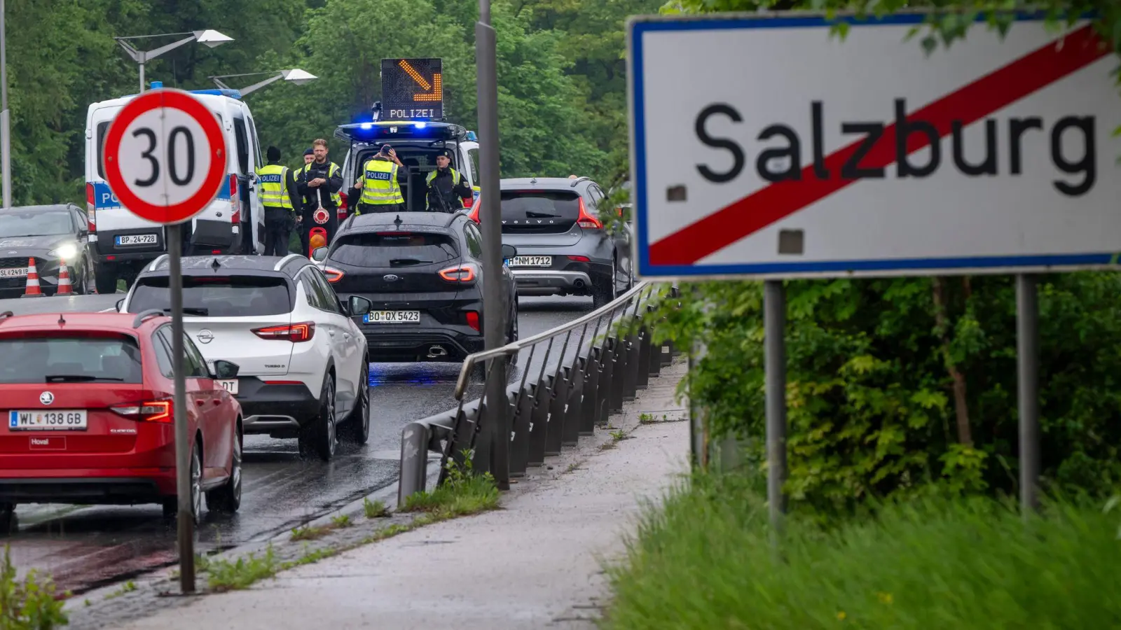 Kontrollstau bei der Einreise nach Österreich. Die IHK München und Oberbayern kritisiert die Folgen verschärfter Grenzkontrollen für die heimische Wirtschaft. (Archivbild)   (Foto: Peter Kneffel/dpa)