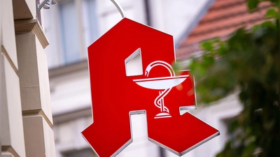 Mehr als nur Medikamente: Apotheken bieten seit 2022 pharmazeutische Dienstleistungen an. (Foto: Monika Skolimowska/dpa)