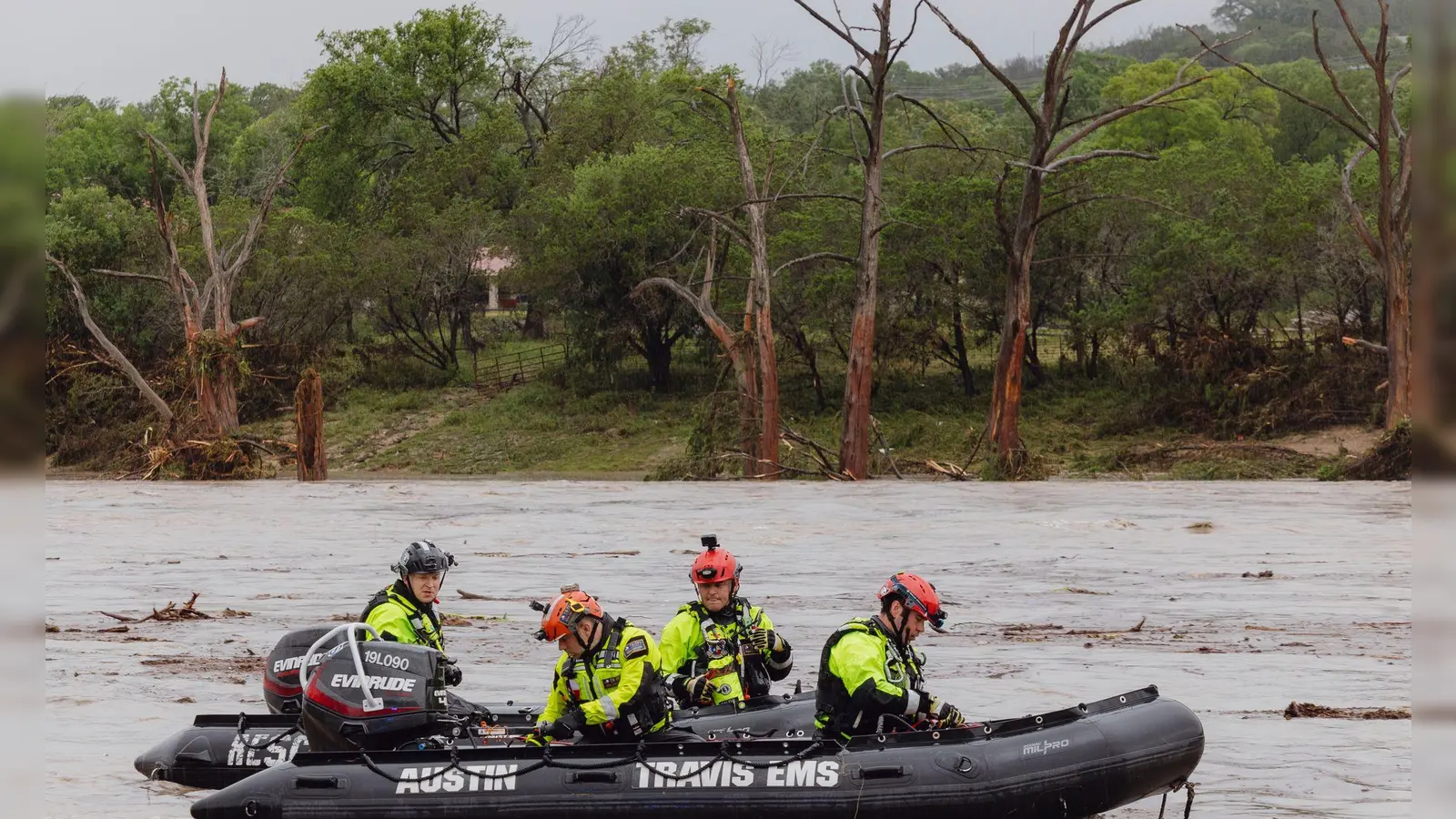 Nach den schweren Überschwemmungen geht die Suche nach Vermissten weiter. (Foto: Christopher Lee/The San Antonio Express-News via AP/dpa)