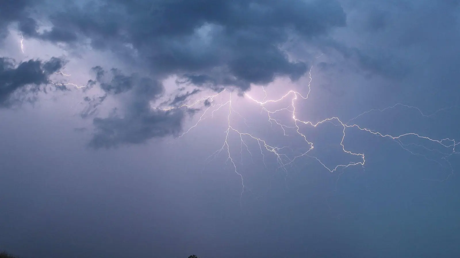 Für Schwaben gab der DWD eine Unwetterwarnung heraus. (Archivbild) (Foto: Alexander Wolf/onw-images/dpa)