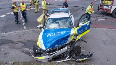 Bei dem Unfall in Bamberg wurden zwei Personen verletzt.  (Foto: Ferdinand Merzbach/News5/dpa)