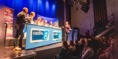 Moderator Klaus Seeger fühlte beim Radio-8-Wahlduell zur OB-Wahl gleich sieben Kandidierenden auf den Zahn. (Foto: Evi Lemberger)