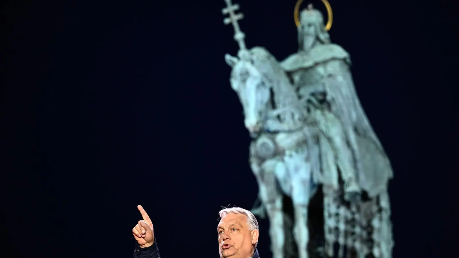 Ungarns Ministerpräsident Viktor Orban hofft, am Sonntag die Parlamentswahl gegen seinen chancenreichen Herausforderer Peter Magyar zu gewinnen. (Foto: Petr David Josek/AP/dpa)