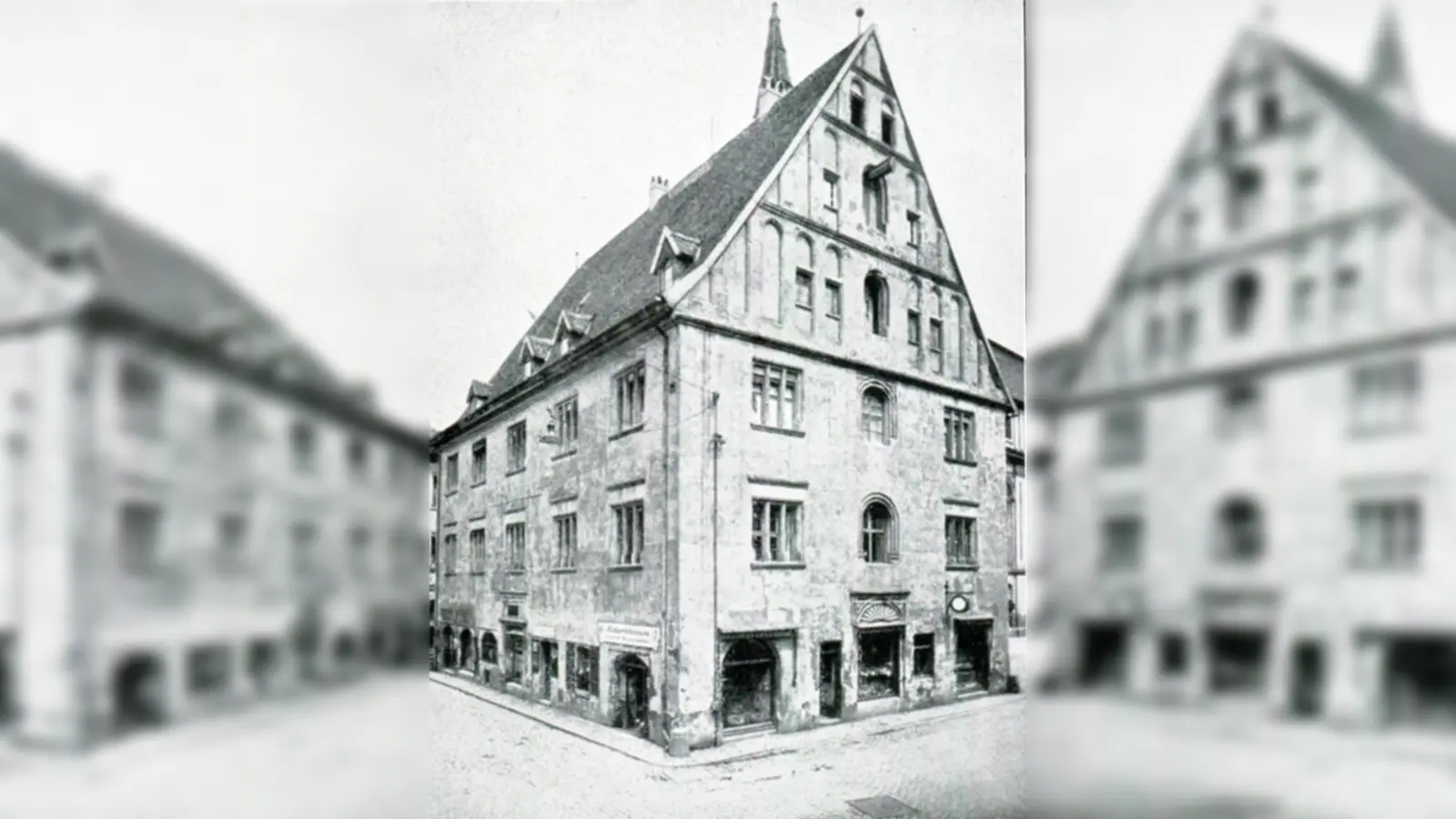 1925 verfügte das Stadthaus über zahlreiche Ladeneinbauten, die später entfernt wurden.  (Repro: Alexander Biernoth)