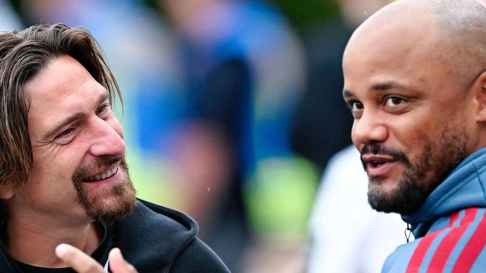 Bayern-Trainer Vincent Kompany (r) würde in der nächsten Saison gern wieder nach Elversberg kommen. (Foto: Uwe Anspach/dpa)