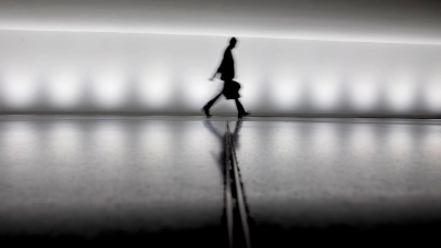 Wer sich nur genügend anstrengt, wird auch gesehen? Wer eine Beförderung anstrebt, muss sich unter Umständen auf die Bühne stellen. (Foto: Christoph Soeder/dpa/dpa-tmn)