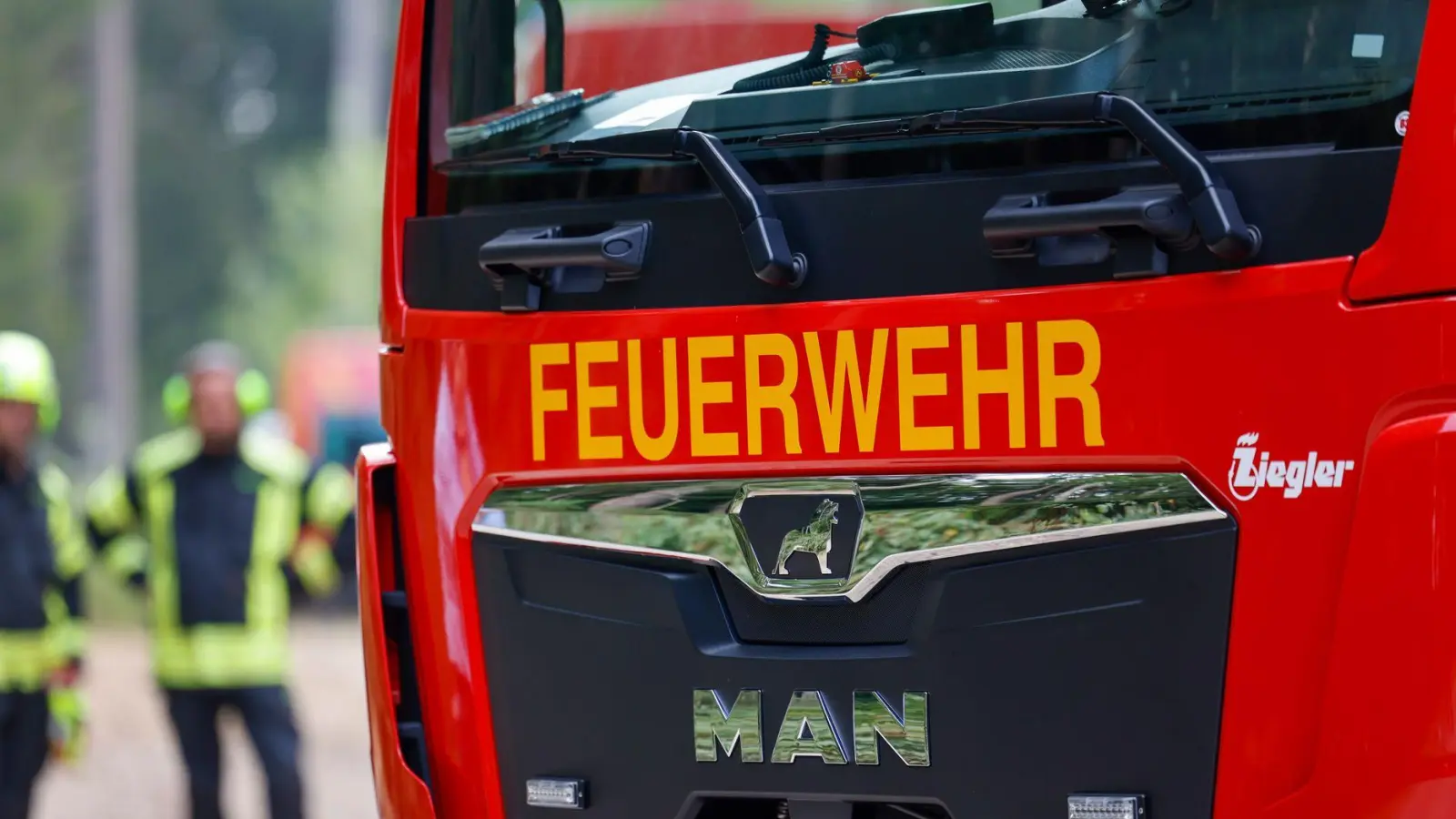 Nur noch rund 20 Meter trennen die Flammen von den ersten Häusern. (Symbolbild) (Foto: Thomas Banneyer/dpa)