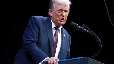 Demokraten und das „Wall Street Journal“ haben eine Kopie eines angeblichen Geburtstagsgrußes von Trump an den Sexualstraftäter Epstein veröffentlicht, von dem der US-Präsident bestritten hat, Urheber zu sein. (Foto: Evan Vucci/AP/dpa)