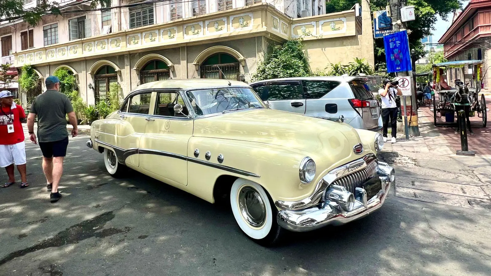 Das Admiral Hotel MGallery in Manila bietet Touristen Ausflüge mit einem Buick aus dem Jahr 1951 ins historische Stadtviertel Intramuros an. Der Oldtimer sorgt fast überall für Aufsehen. (Foto: Carola Frentzen/dpa-tmn)