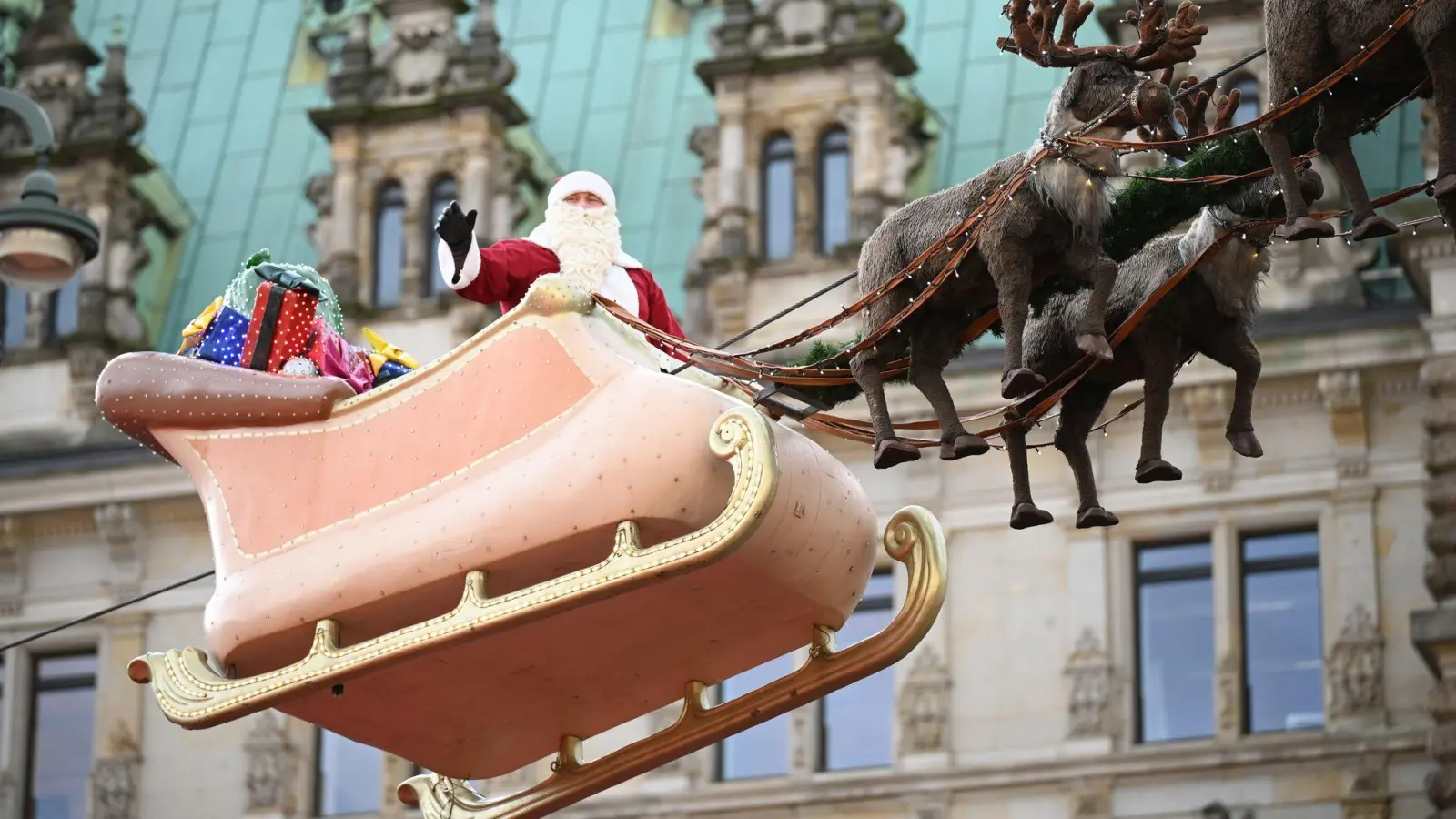 In Hamburg flog der Weihnachtsmann in einem Rentierschlitten über den Markt vor dem Rathaus. (Foto: Niklas Graeber/dpa)