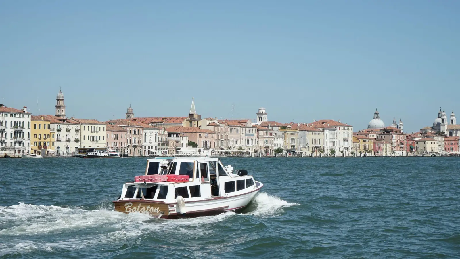 Die Lagunenstadt vom Wasser aus: Mit einem Boot vor Venedig zu cruisen, ist ein besonderes Erlebnis.  (Foto: Stefan Weißenborn/dpa-tmn)