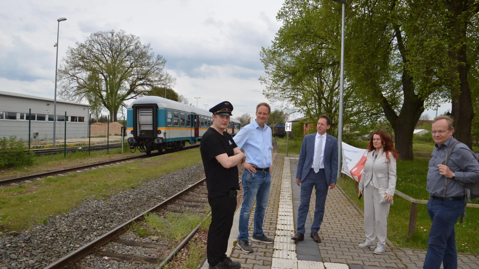 Im Gespräch am Bahnsteig in Wassertrüdingen waren Markus Wieser vom Bayerischen Eisenbahnmuseum Nördlingen mit Peter Banczyk, Bürgermeister Stefan Ultsch, Christine Marzano und Tilman Gänsler (von links) vom VGN. (Foto: Peter Tippl)