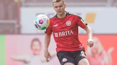 Wiesbadens Lasse Günther spielt den Ball. (Foto: Uwe Anspach/dpa/Archivbild)