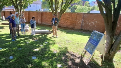 Frank Weihermann erläuterte das neue Angebot „Urnenbestattung unter Bäumen“ auf dem Stadtfriedhof. <br>  (Foto: Alexander Biernoth)