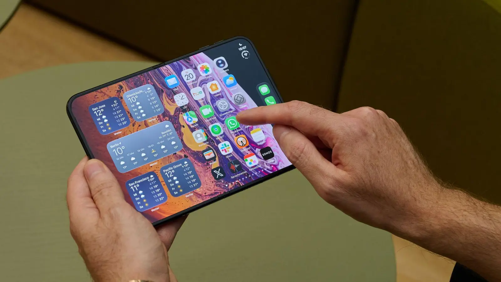 Das iPhone Duo bietet aufgeklappt ein Display im Tablet-Format. (Foto: Zacharie Scheurer/dpa-tmn)