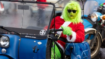 Grinch auf dem Domplatz in Erfurt (Foto: Michael Reichel/dpa)