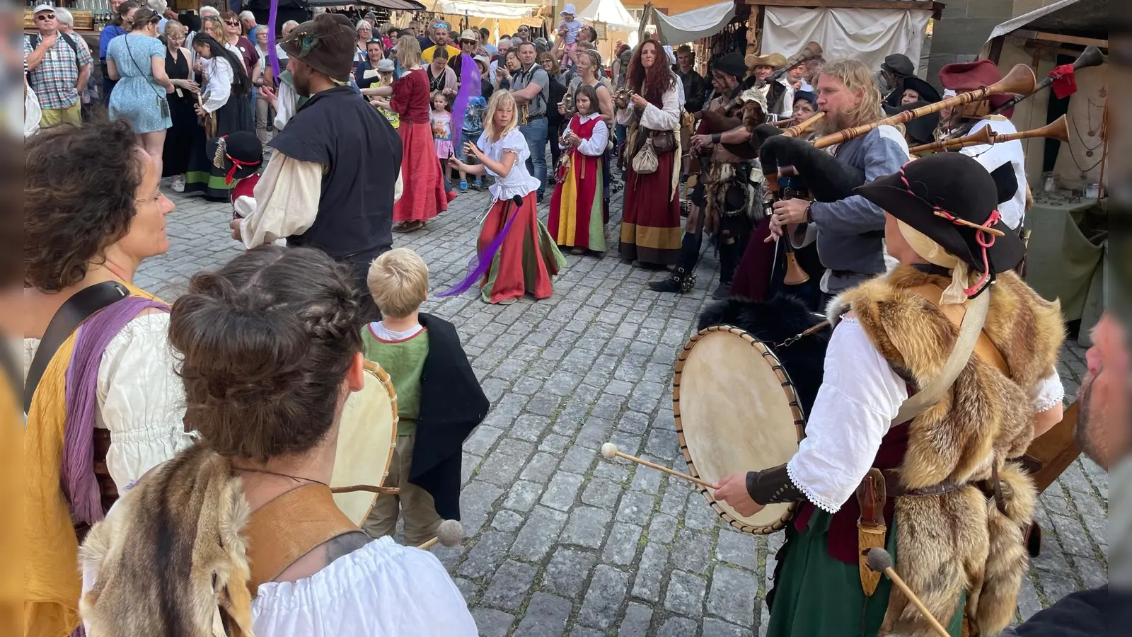 Zweiter Tag bei den Pfingsfestspielen in Rothenburg. Bei bestem Wetter gibt es überall in der Stadt mittelalterliches Treiben zu bewundern. (Foto: Gerhard Krämer)