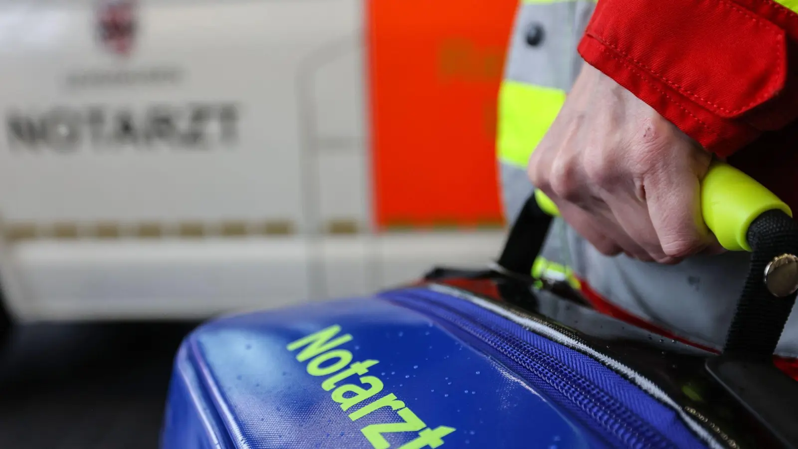 Bei Verdacht auf eine Vergiftung gilt: sofort den Notarzt rufen. (Foto: Oliver Berg/dpa)