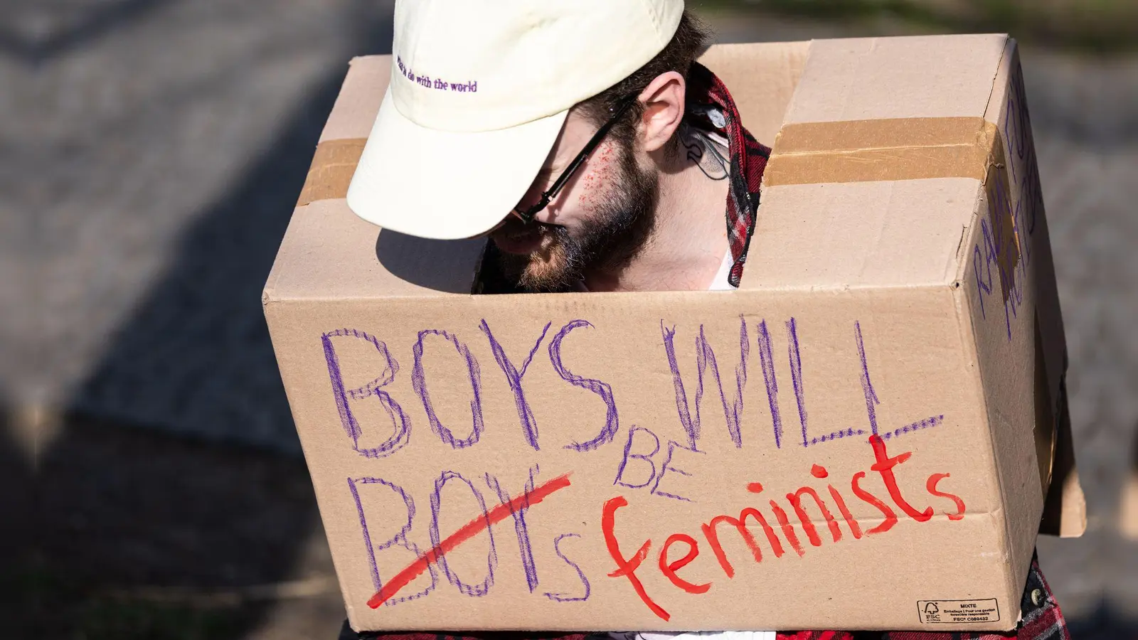 Boys will be Boys? Ein Teilnehmer einer Frauentagsdemonstration spricht sich dafür aus, dass Jungs lieber Feministen werden. (Archivbild) (Foto: Hannes P. Albert/dpa)