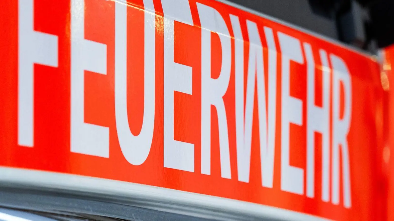 Feuerwehrleute konnten das Ausbreiten des Brandes verhindern. (Symbolbild) (Foto: Soeren Stache/dpa)