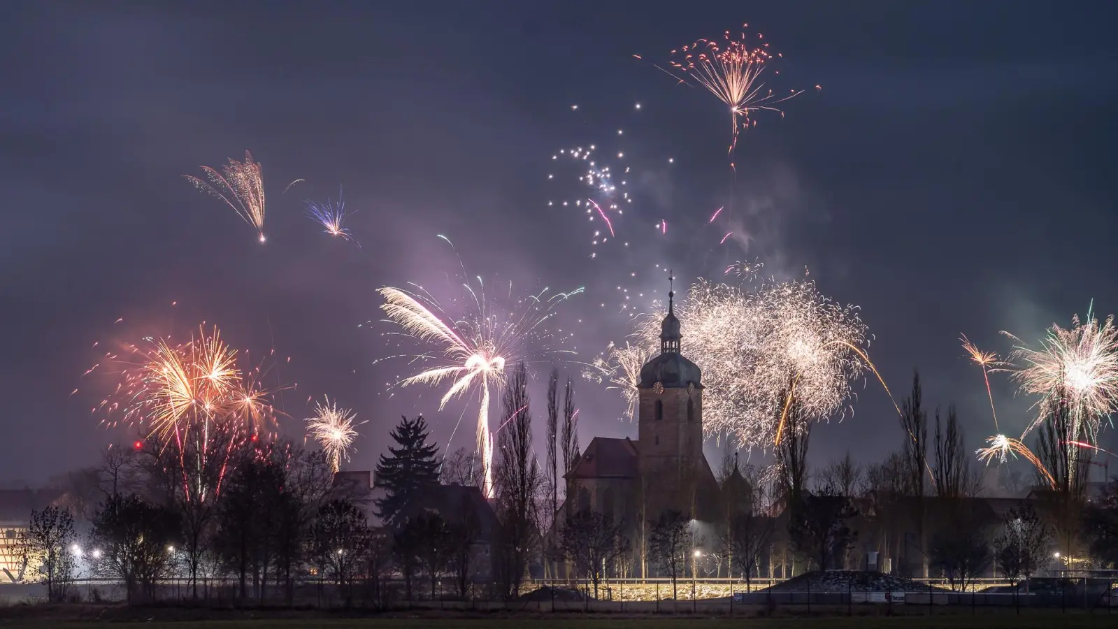 Feuerwerke sind seit Jahren umstritten, doch bieten sie in Kombination mit der richtigen Kulisse zumindest immer einen schönen Anblick. Den Beweis dafürlieferte in der Silvesternacht unter anderem diese Ansicht von Markt Erlbach.  (Foto: Mirko Fryska)