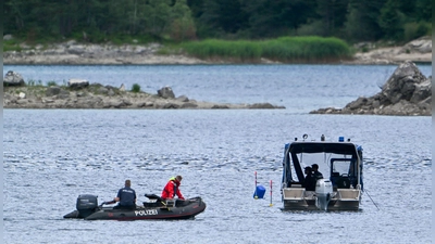 Im Eibsee wird nach einem untergegangenen Vater und seinem Sohn gesucht. (Foto: Peter Kneffel/dpa)