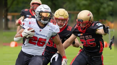 In Ballbesitz: Die Franken Knights (helle Trikots) im Hinspiel gegen die Neu-Ulm Spartans. Foto: (Foto: Thomas Lüdtke)